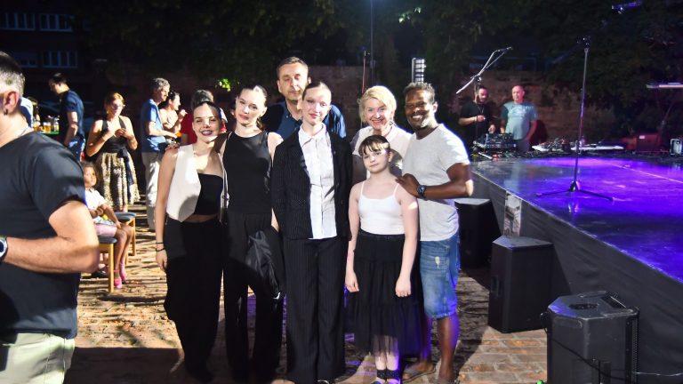 Tied Dreams: Jedna noć, dvije generacije, jedan prostor